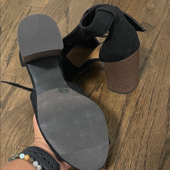 Universal Thread Black Perforated Heels - Picture 2 of 2